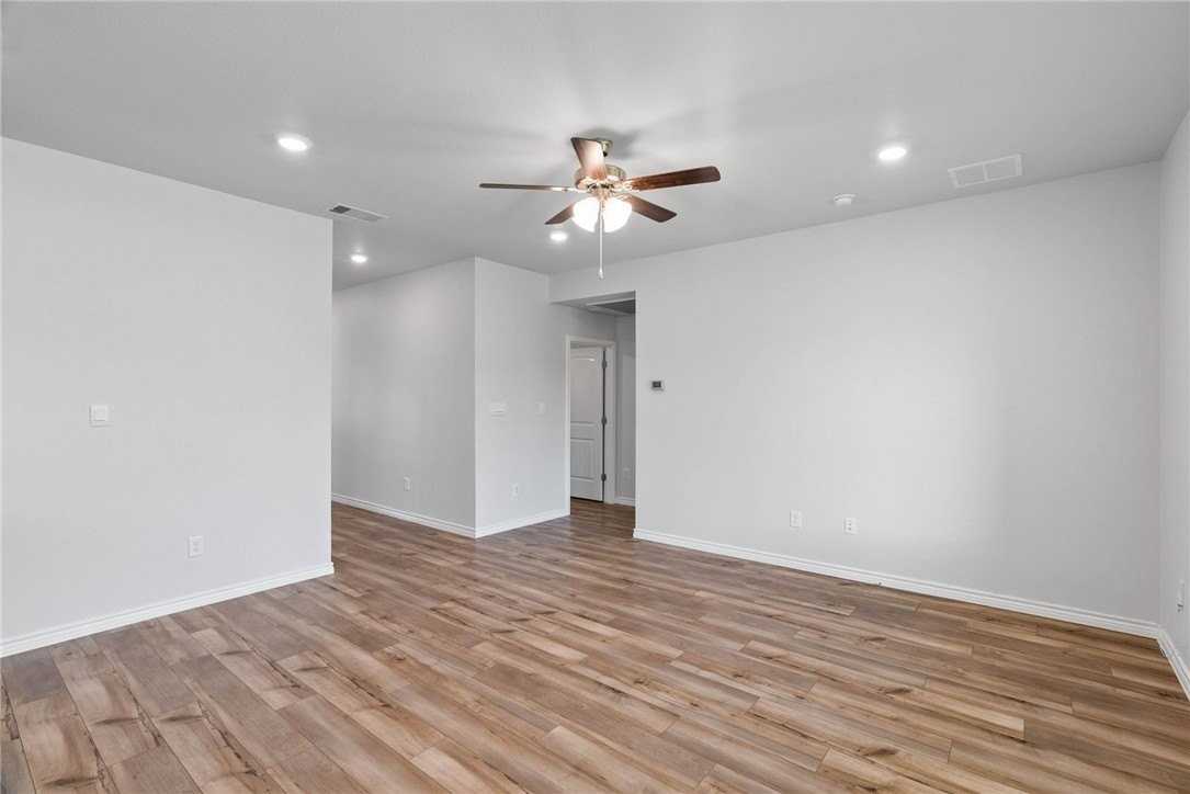 1154 Carnaby St - Photo 7 of 20