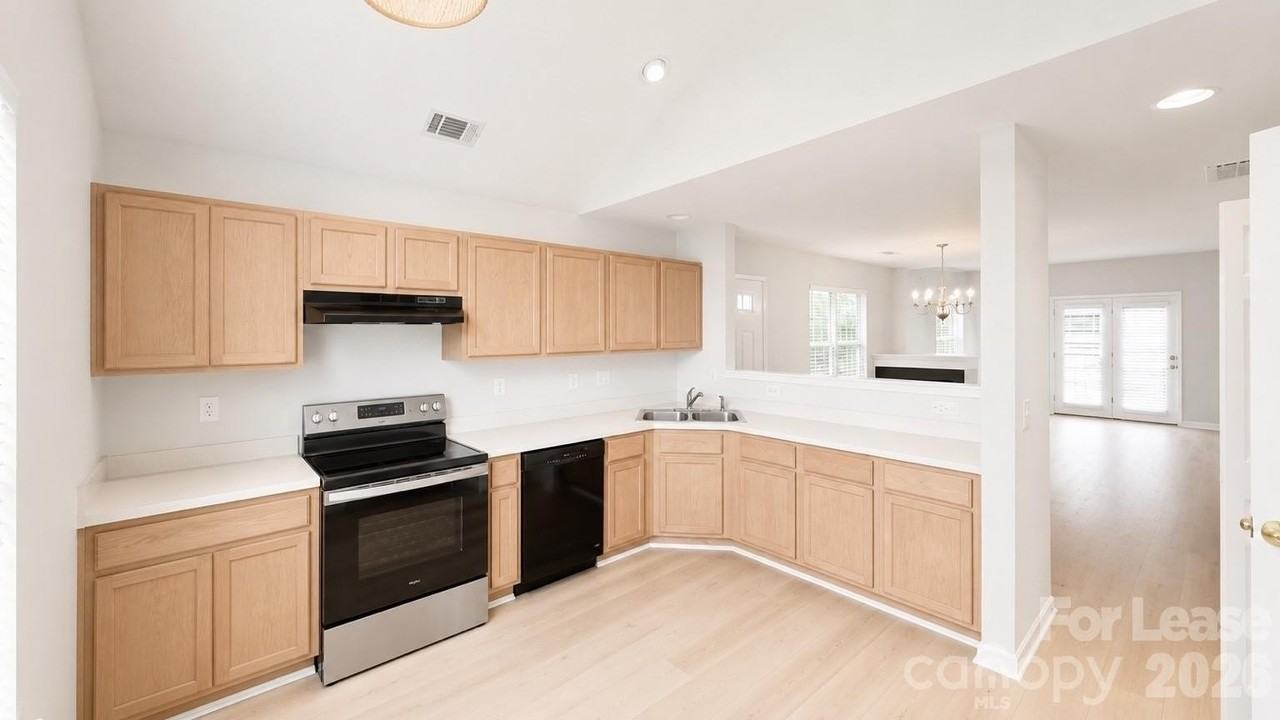 11117 Saintsbury Pl - Photo 2 of 9
