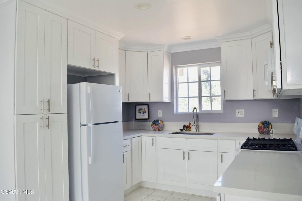 137 N Commonwealth Avenue - Photo 3 of 16