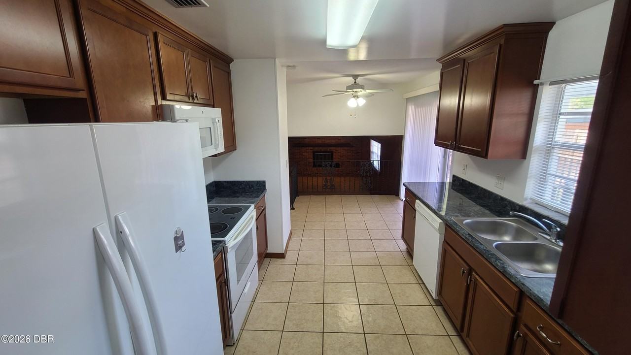 1646 W Paradise Ln - Photo 5 of 35