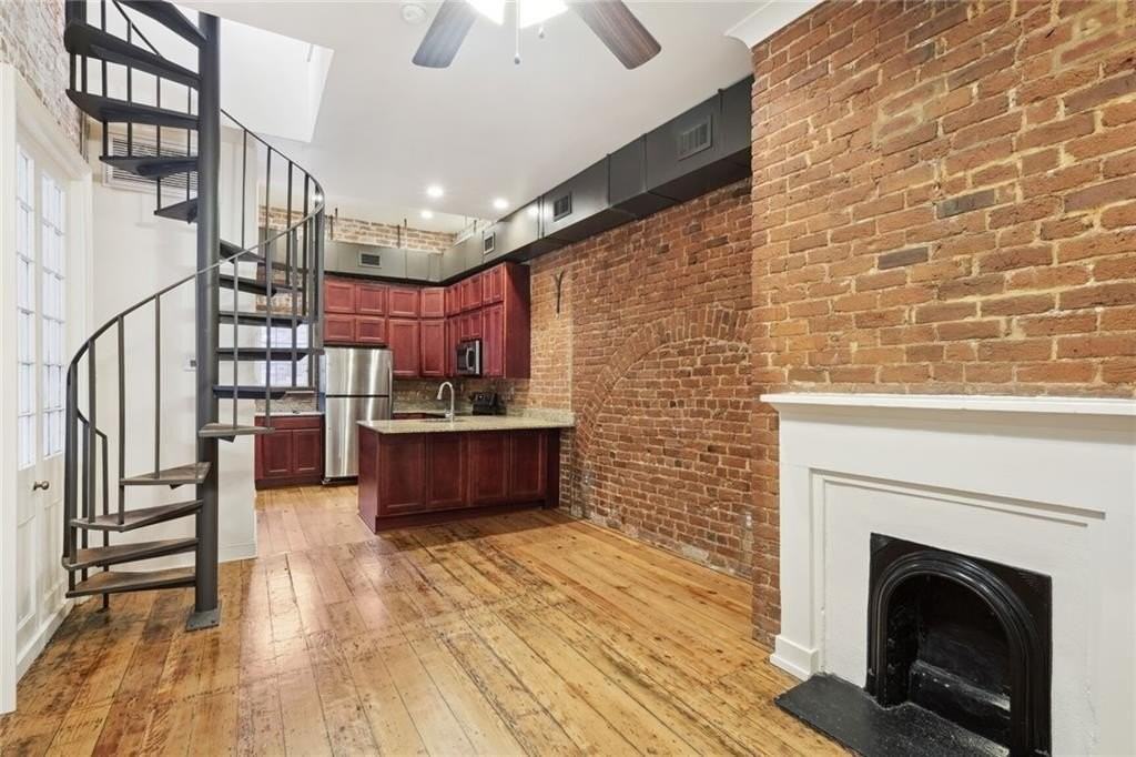 526 Royal St - Photo 4 of 14
