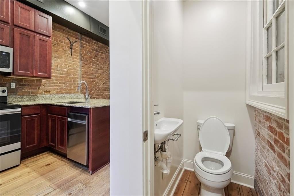 526 Royal St - Photo 7 of 14