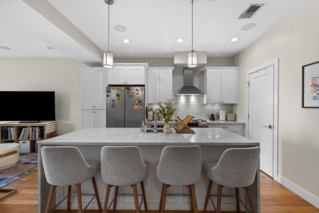 275 Old Colony Ave - Photo 2 of 14