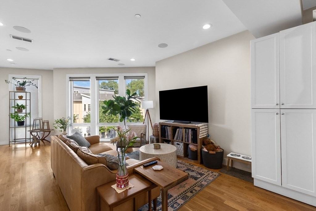 275 Old Colony Ave - Photo 4 of 14