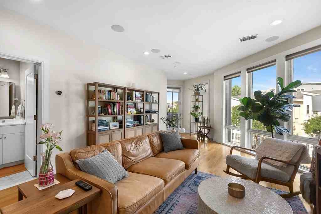 275 Old Colony Ave - Photo 6 of 14