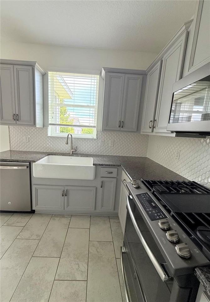 5057 Nw 35th Pl - Photo 7 of 25