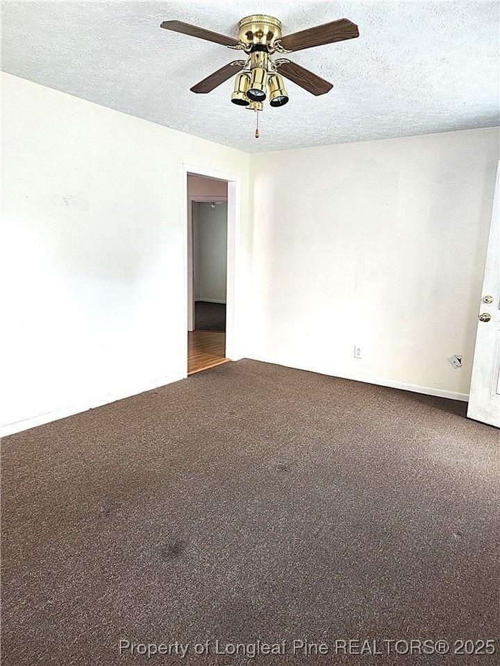 409 W 19th St - Photo 2 of 19