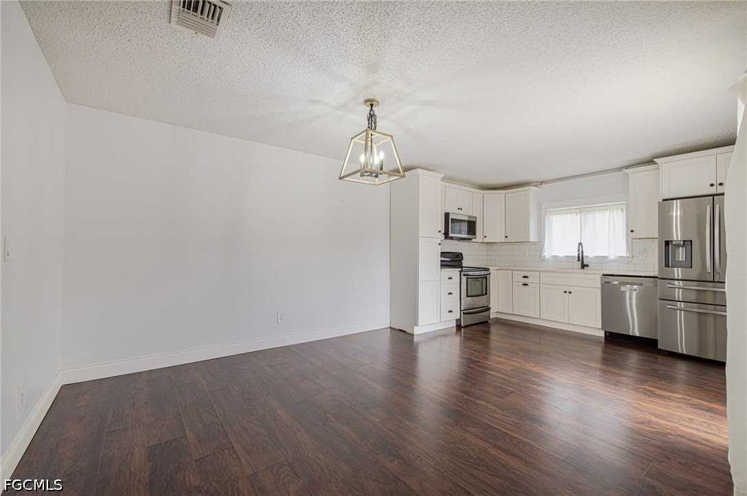 1418 Park Shore Cir #3 - Photo 6 of 23