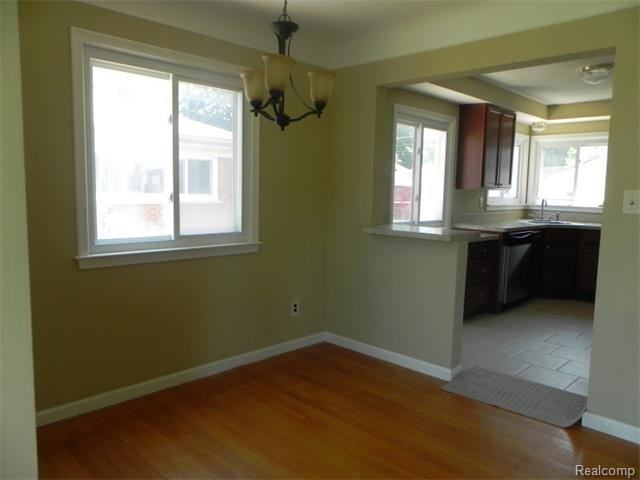 26929 Chicago W - Photo 3 of 18