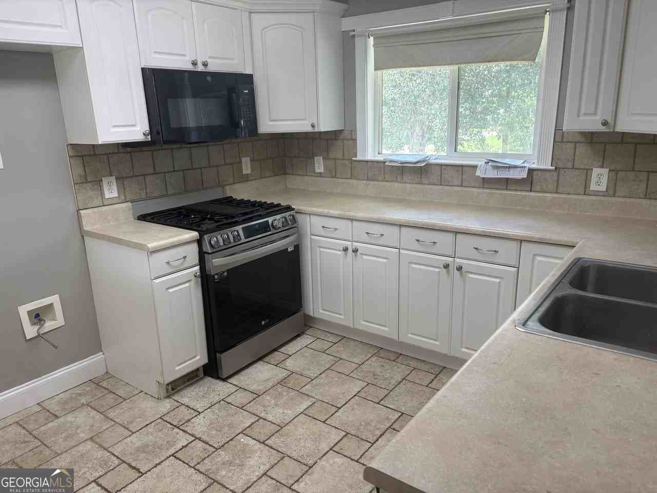 2829 Maple Rd Se - Photo 2 of 25