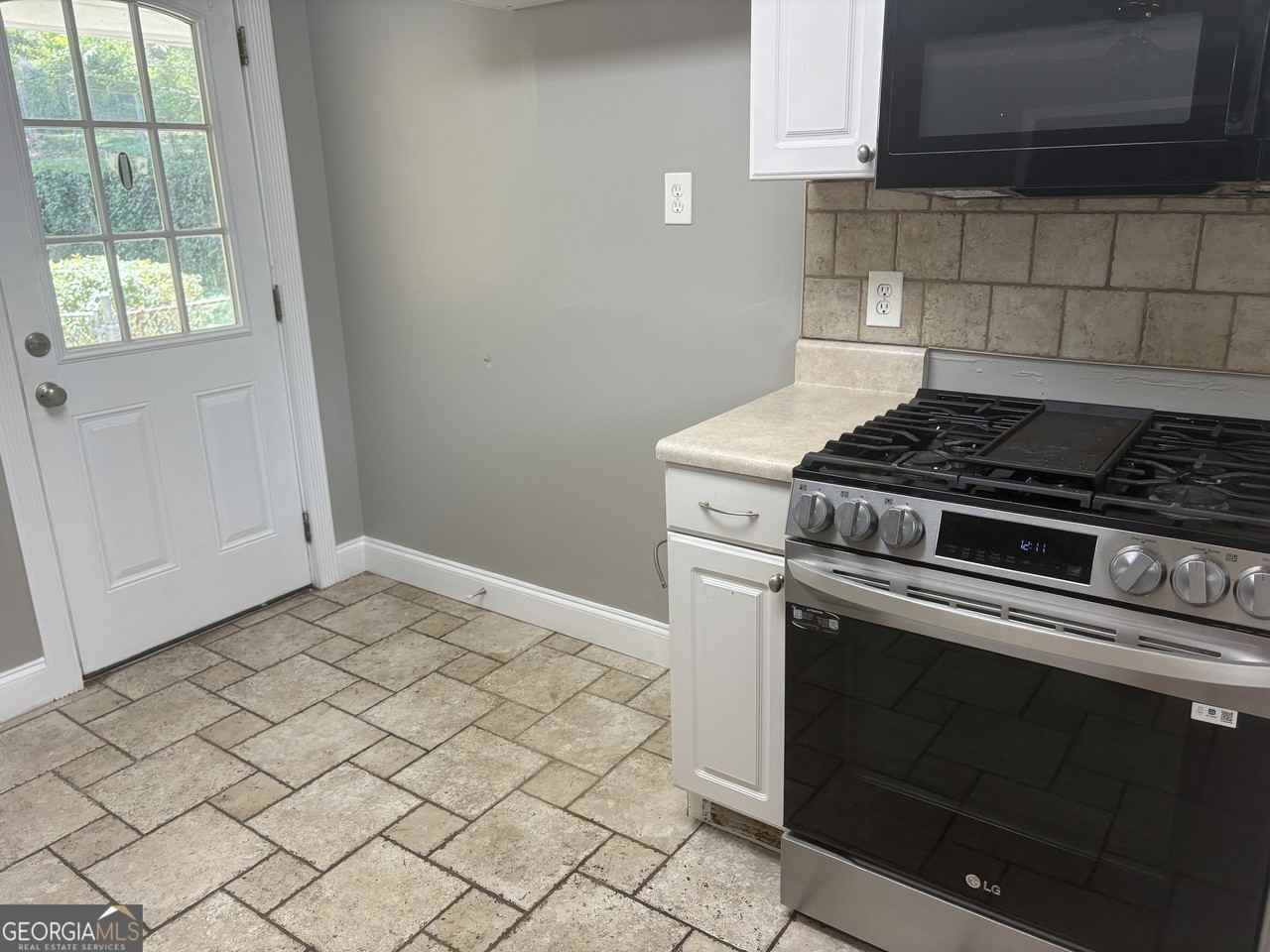 2829 Maple Rd Se - Photo 3 of 25