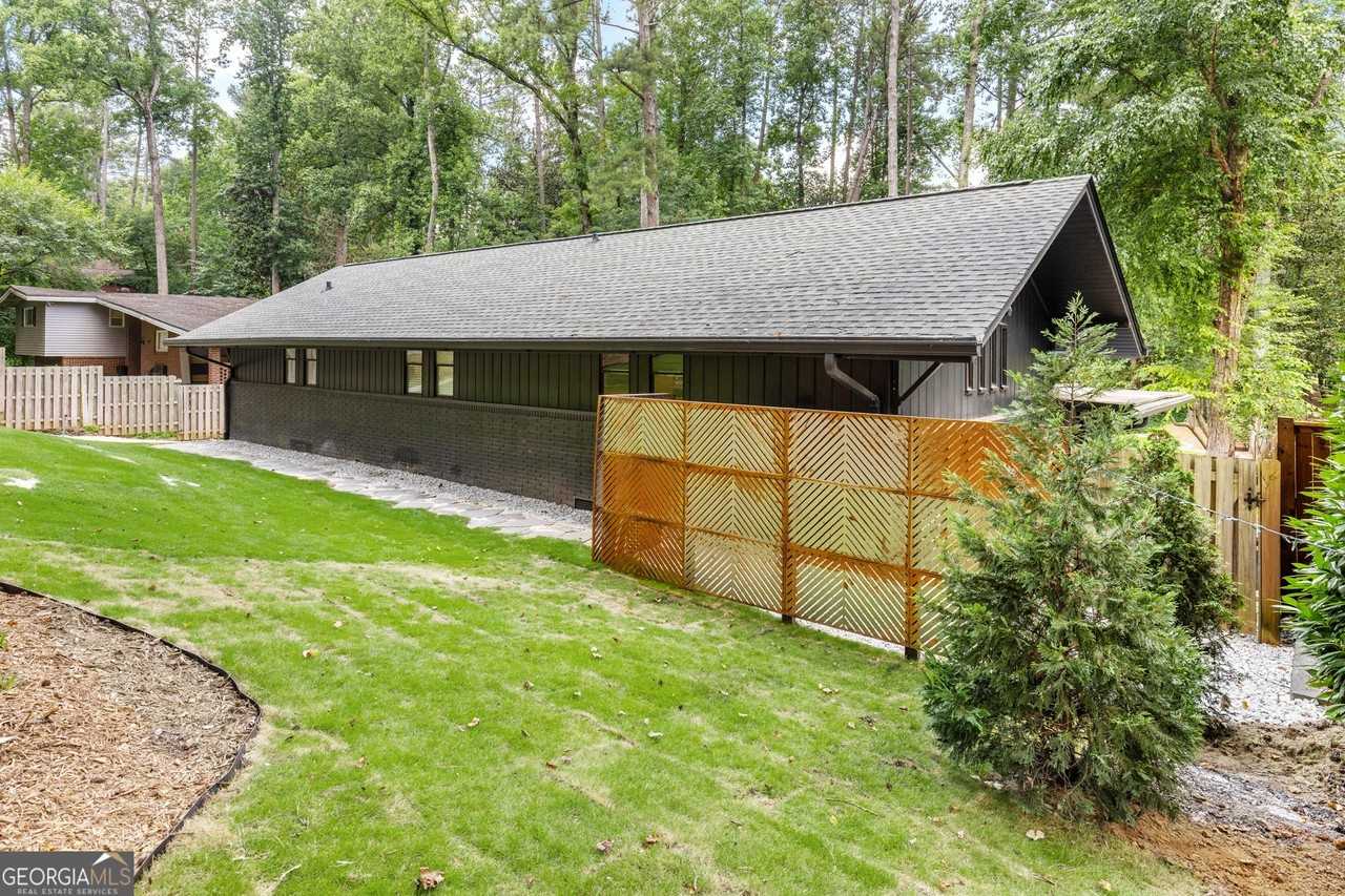 3252 W Roxboro Rd Ne - Photo 3 of 50