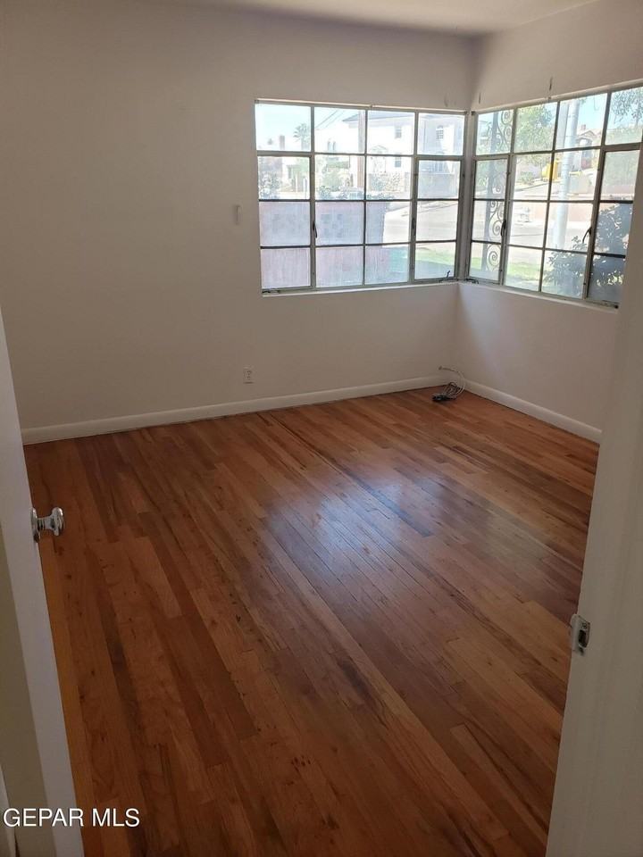 900 W Yandell Dr - Photo 6 of 19