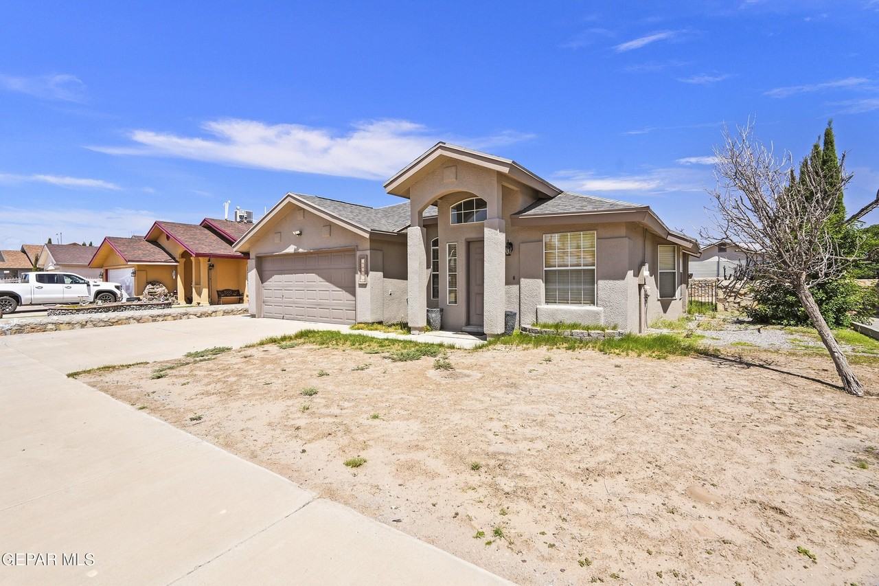 14069 Lago Seco Dr - Photo 4 of 37