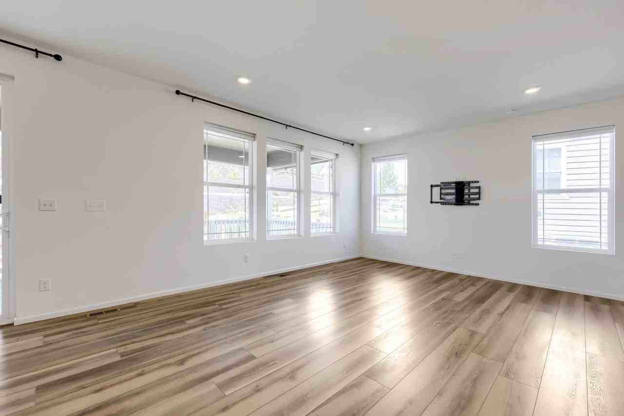 17214 W 94th Ave - Photo 7 of 28