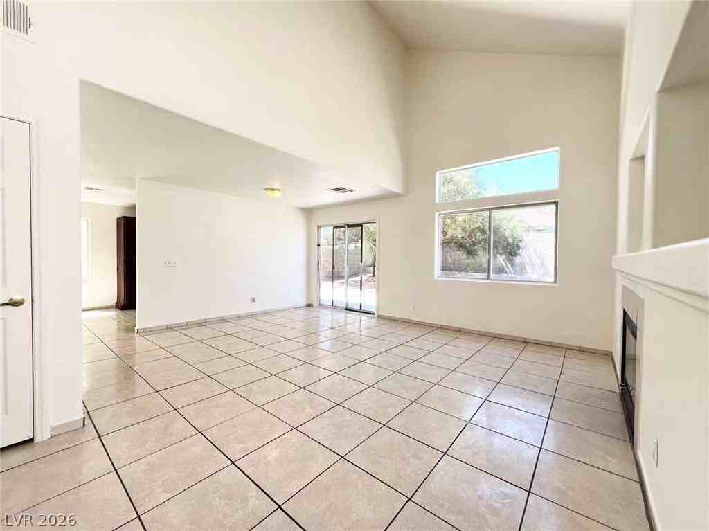 8284 W Rochelle Ave - Photo 4 of 29