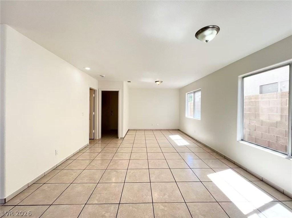 8284 W Rochelle Ave - Photo 5 of 29