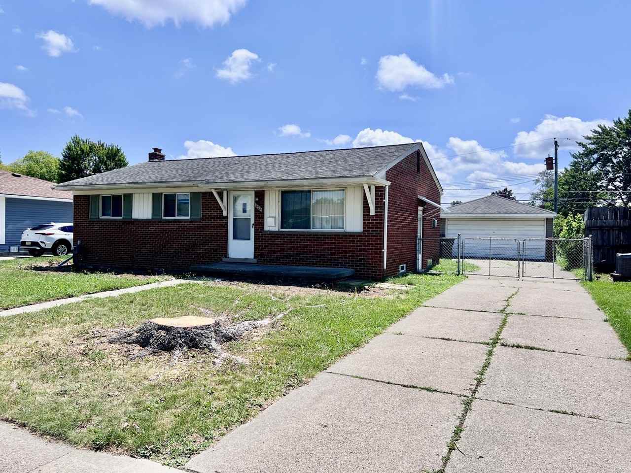 2252 Winston Dr - Photo 2 of 21
