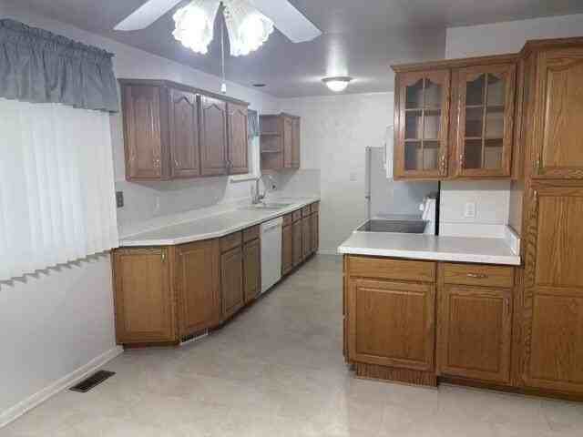 15435 Bainbridge St - Photo 3 of 15