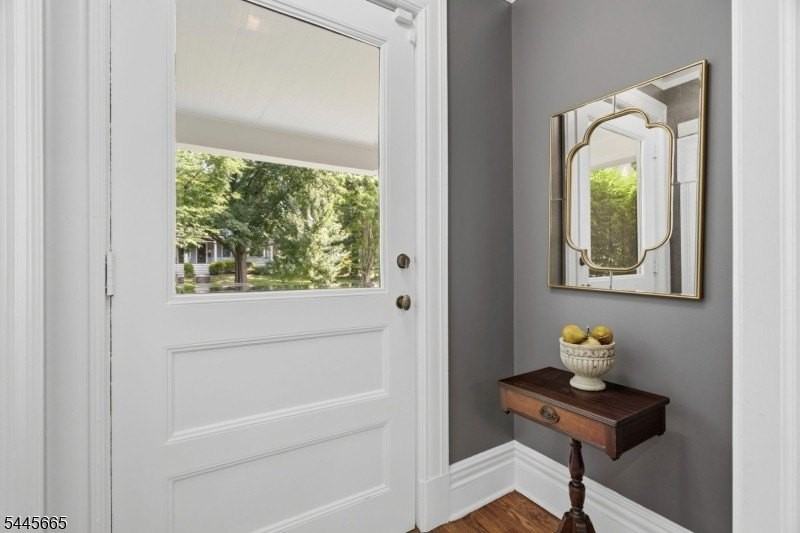 40 Oakwood Ave - Photo 4 of 32