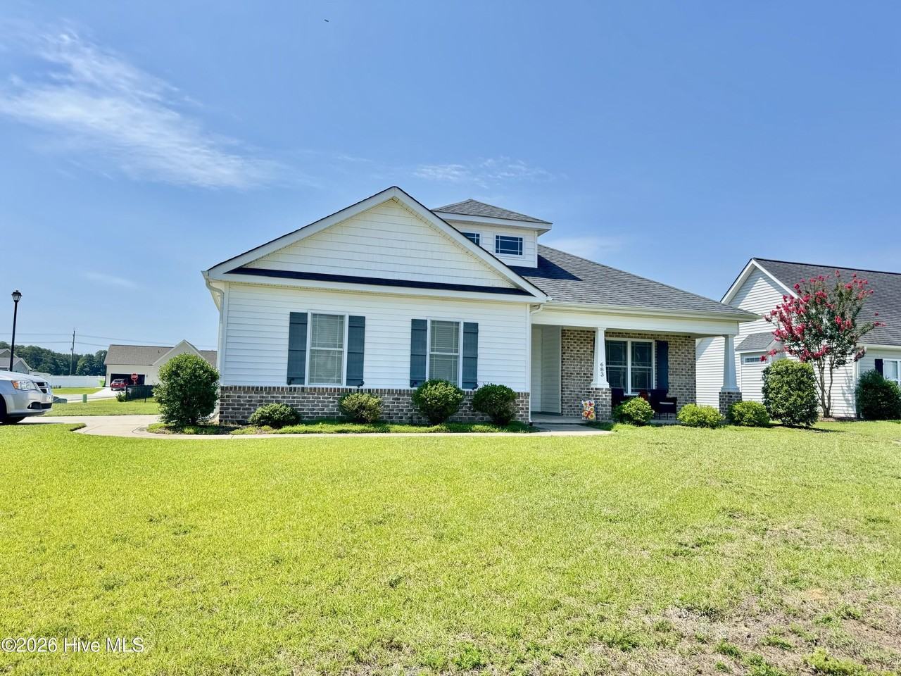 683 Brookfield Dr - Photo 2 of 16