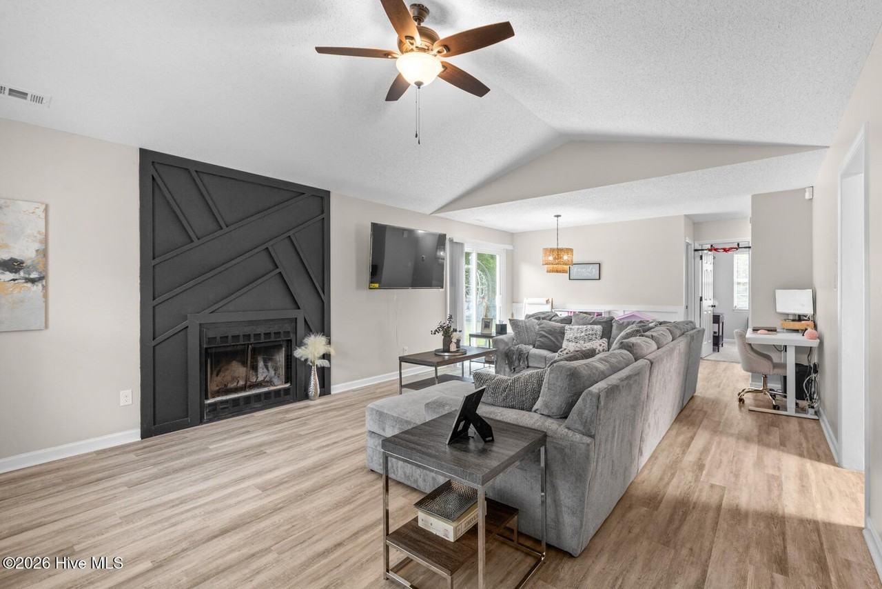 211 Clydesdale Ct - Photo 5 of 26