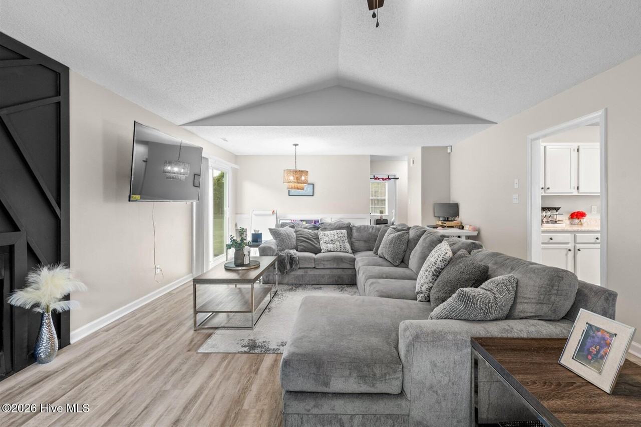211 Clydesdale Ct - Photo 7 of 26