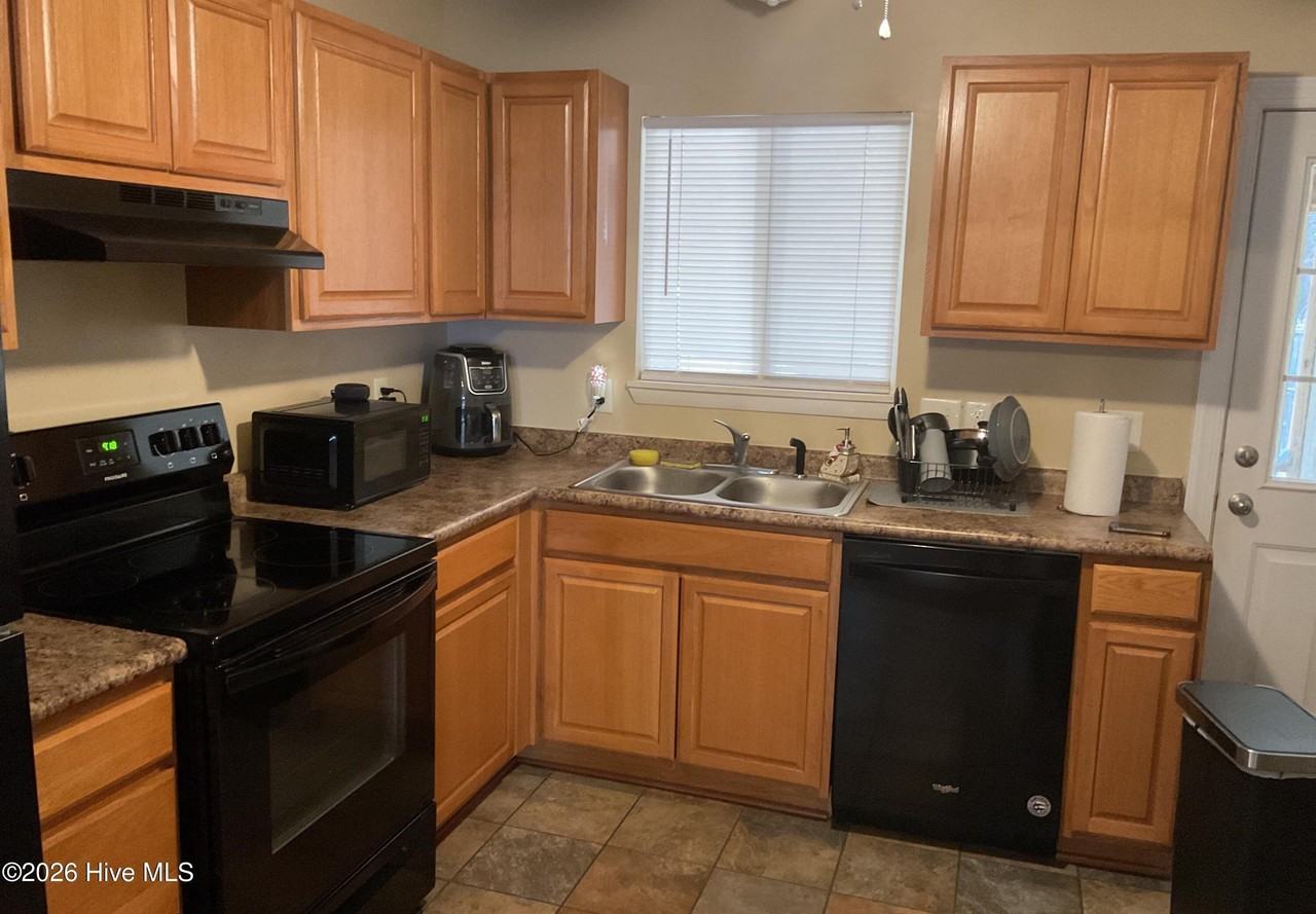 220 Live Oak Ct - Photo 2 of 5