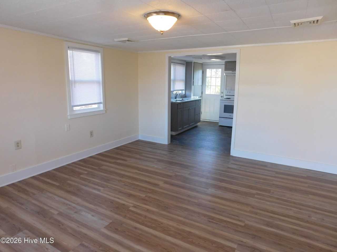 423 Bouy St - Photo 3 of 25