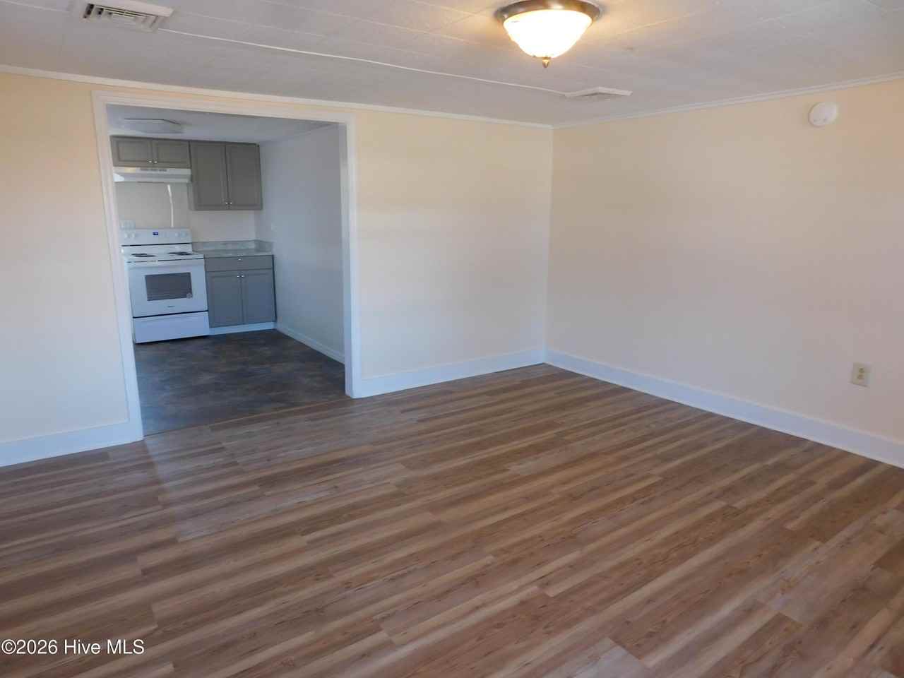 423 Bouy St - Photo 4 of 25