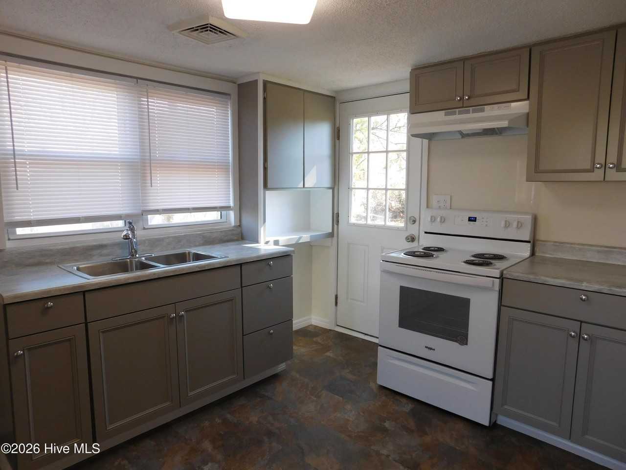 423 Bouy St - Photo 5 of 25