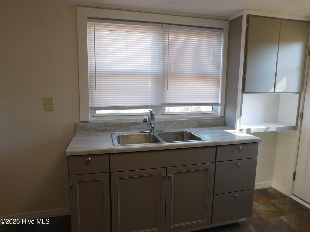 423 Bouy St - Photo 6 of 25