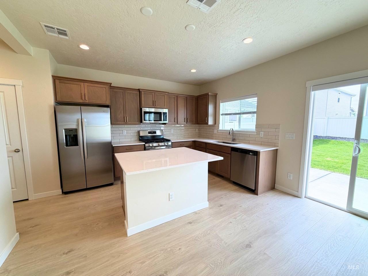 3411 W Scree St - Photo 2 of 14