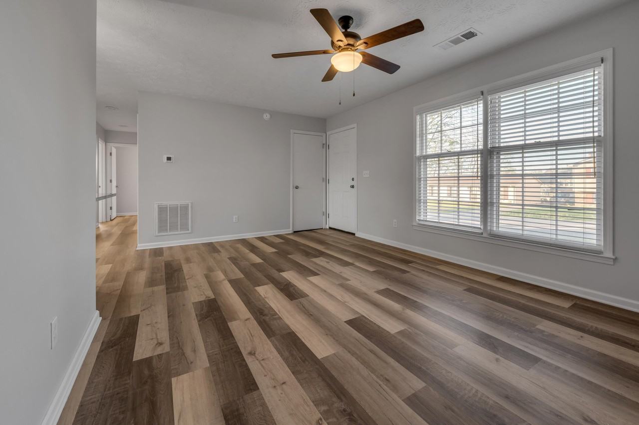 221 Quebec Way - Photo 4 of 22