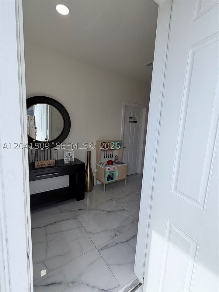 268 Se 31st Ave - Photo 5 of 50