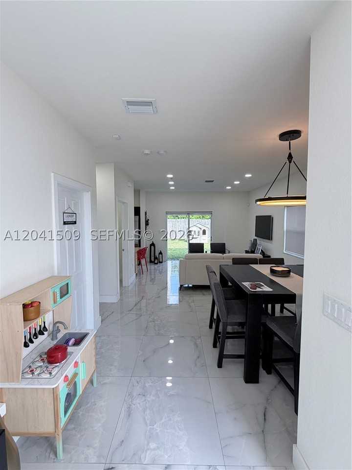 268 Se 31st Ave - Photo 6 of 50