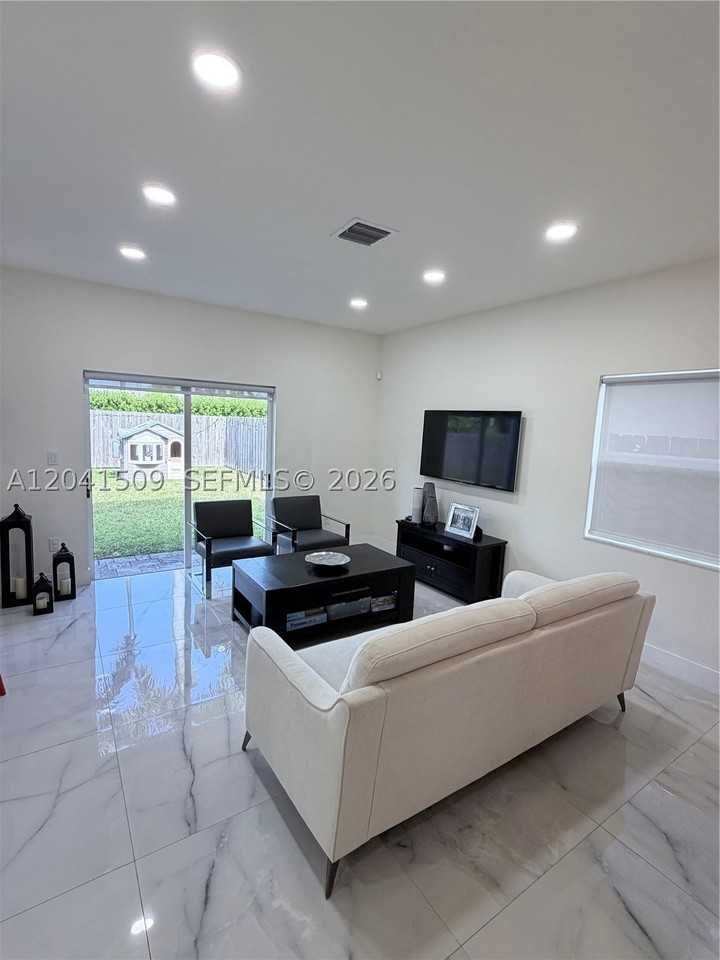 268 Se 31st Ave - Photo 7 of 50
