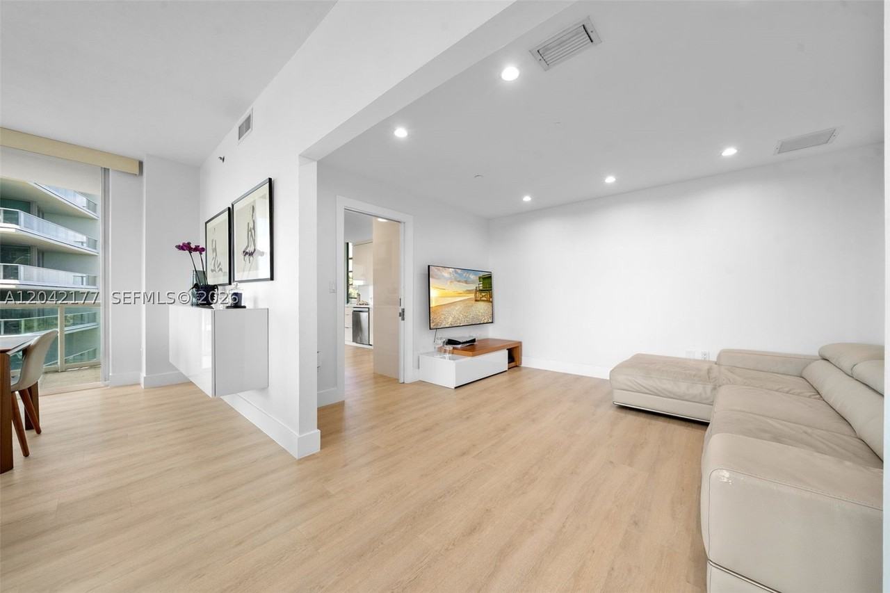 2645 S Bayshore Dr #601 - Photo 7 of 43