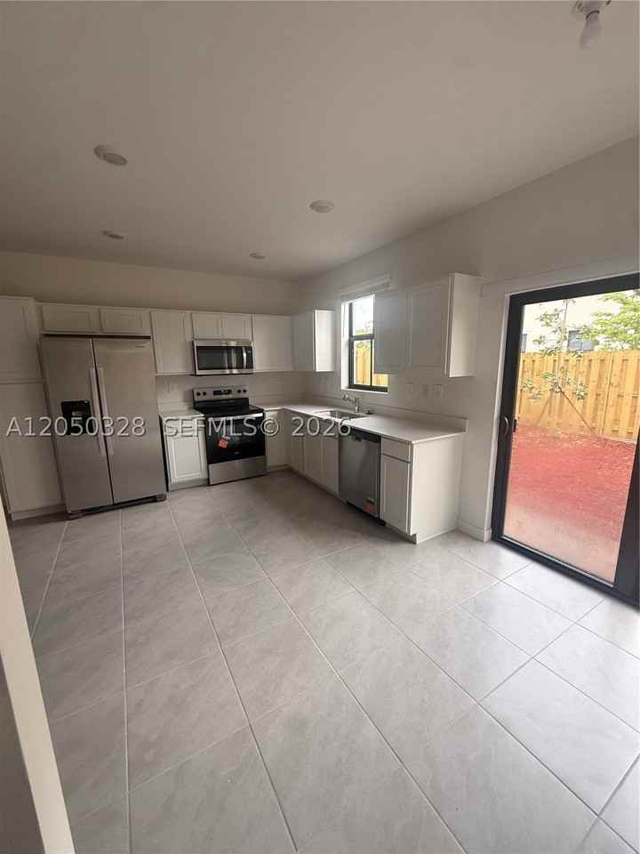 1318 Ne 4th Ave #1318 - Photo 4 of 11