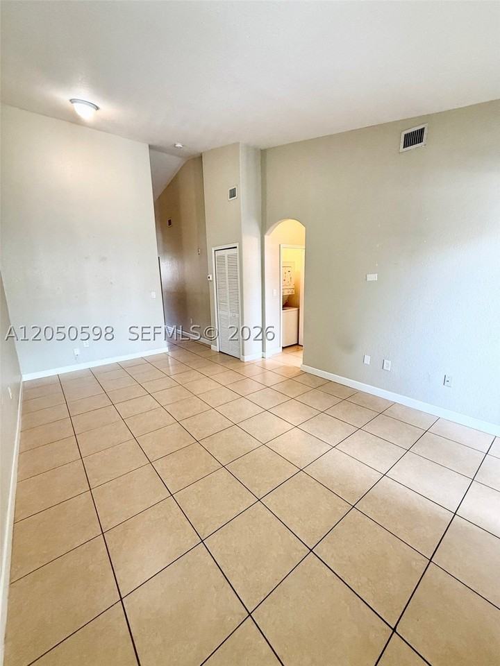 1652 Se 28th St #202 - Photo 4 of 23