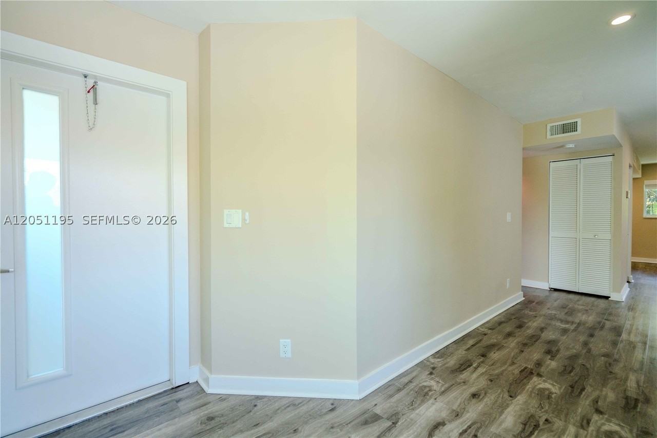 2400 Ne 26th St #8 - Photo 3 of 18