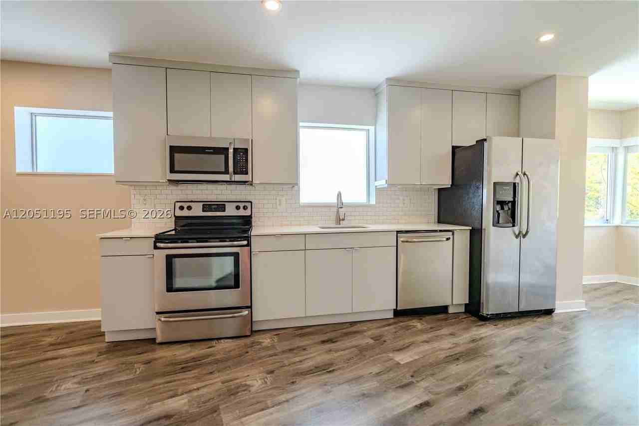 2400 Ne 26th St #8 - Photo 4 of 18
