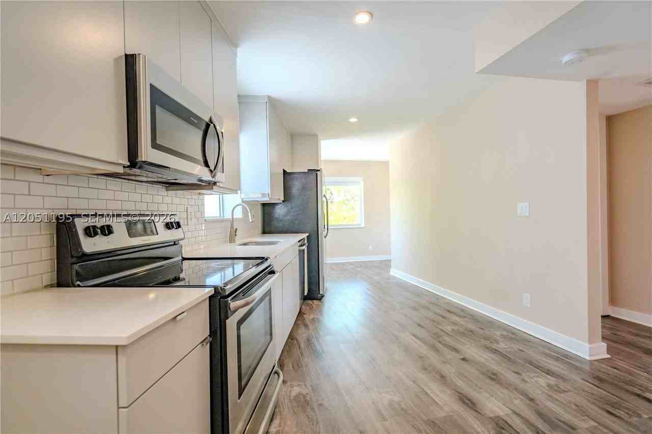 2400 Ne 26th St #8 - Photo 5 of 18