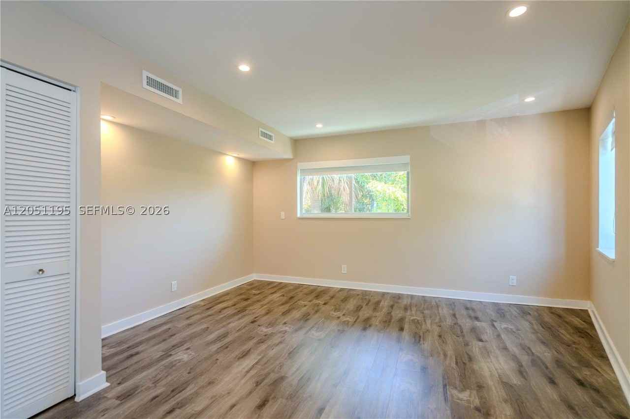2400 Ne 26th St #8 - Photo 6 of 18