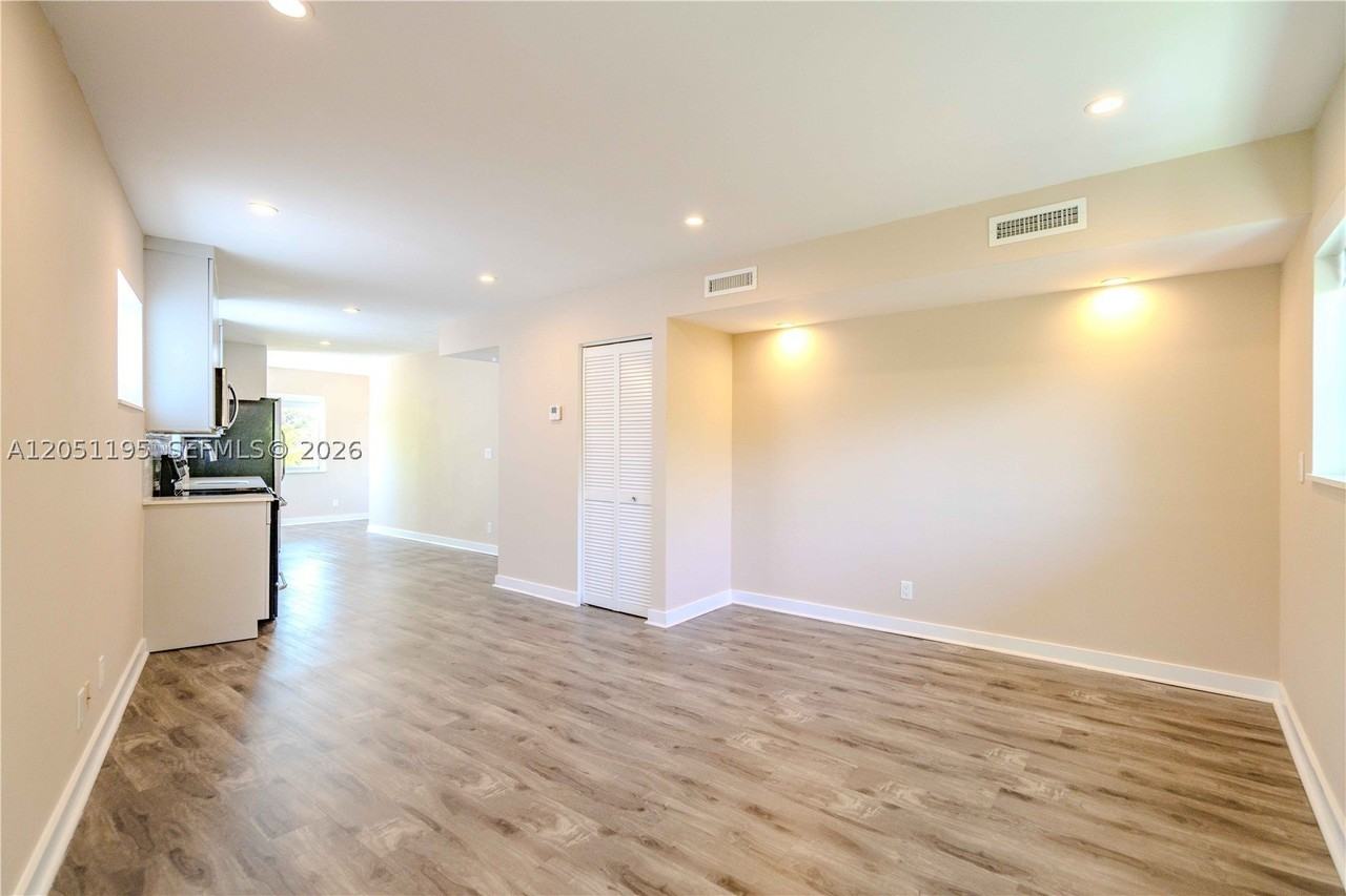 2400 Ne 26th St #8 - Photo 7 of 18