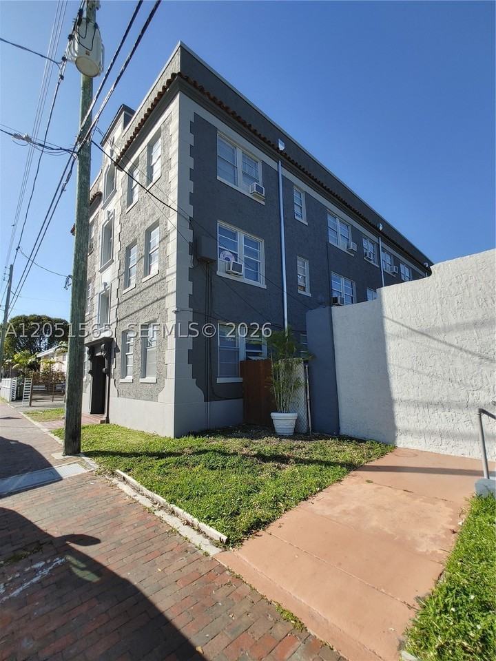 1629 Sw 6th St #4 - Photo 2 of 43