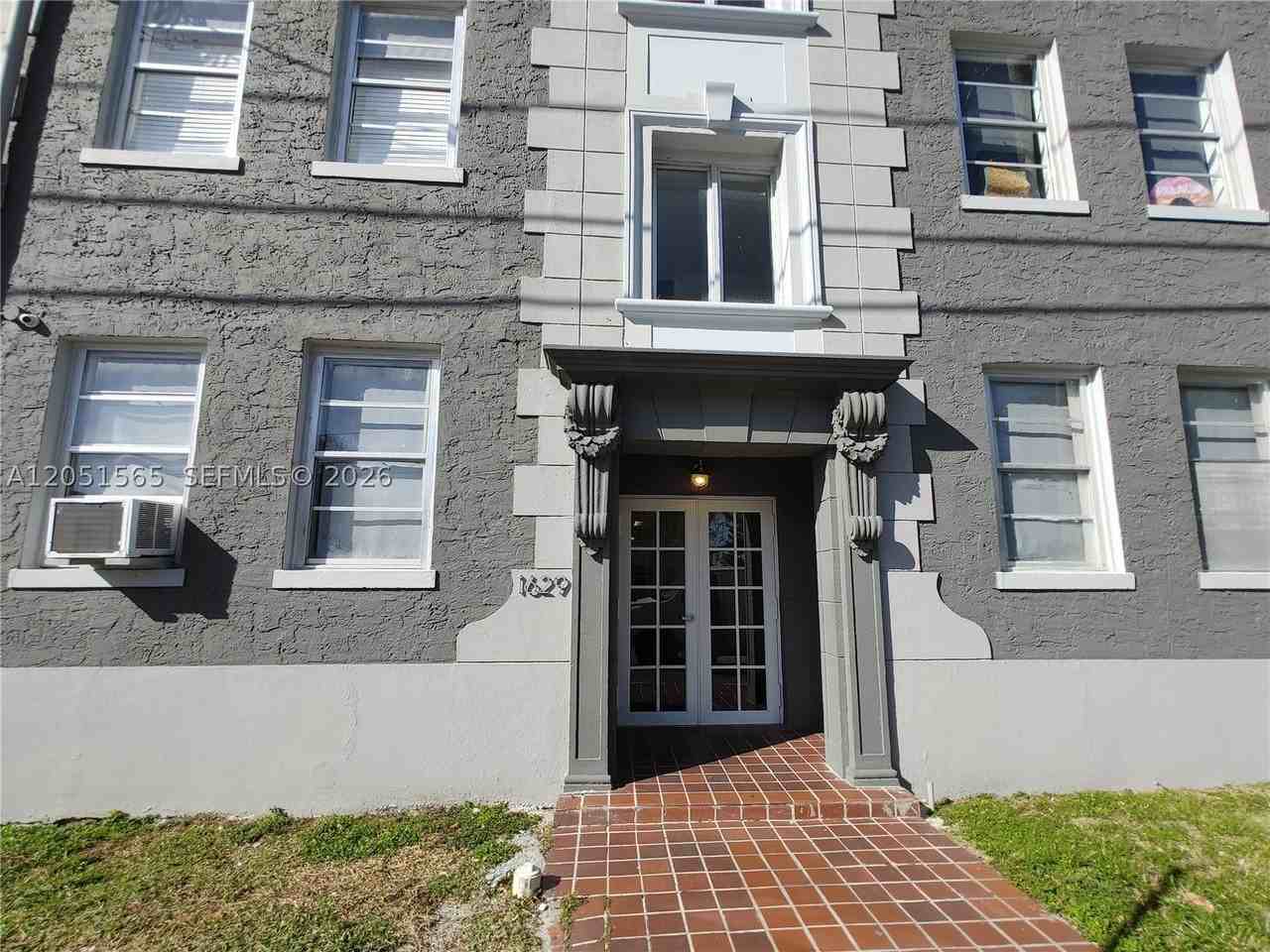 1629 Sw 6th St #4 - Photo 3 of 43