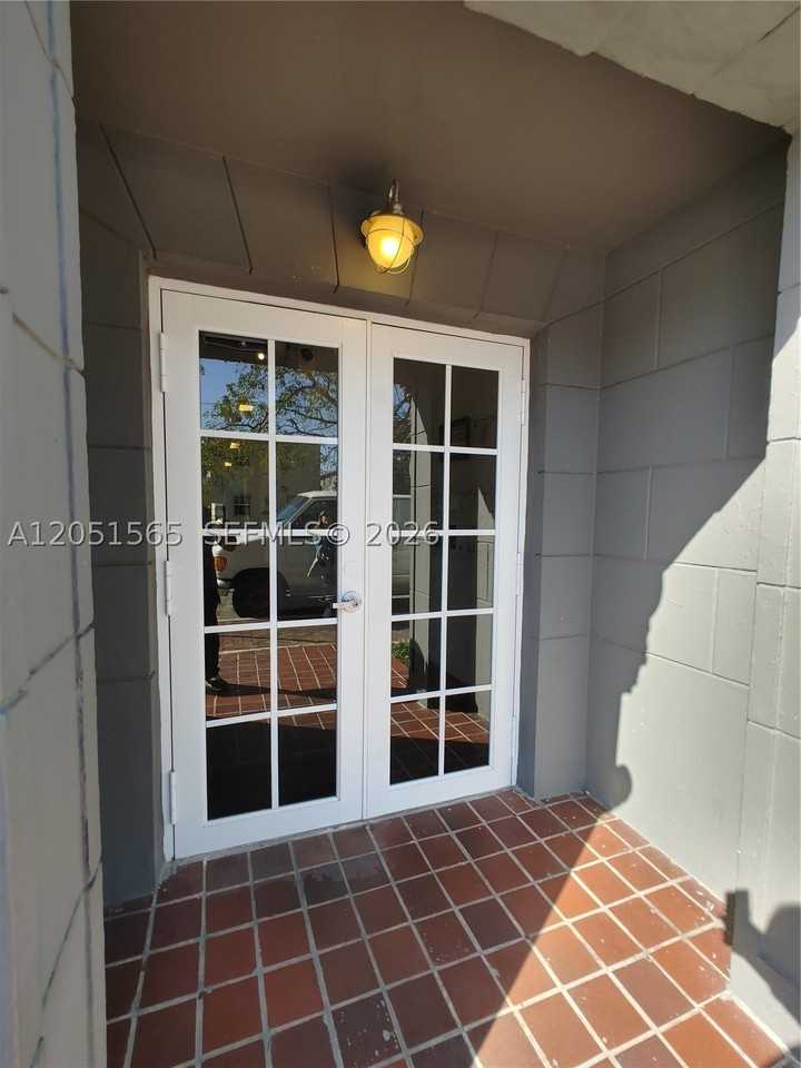 1629 Sw 6th St #4 - Photo 4 of 43