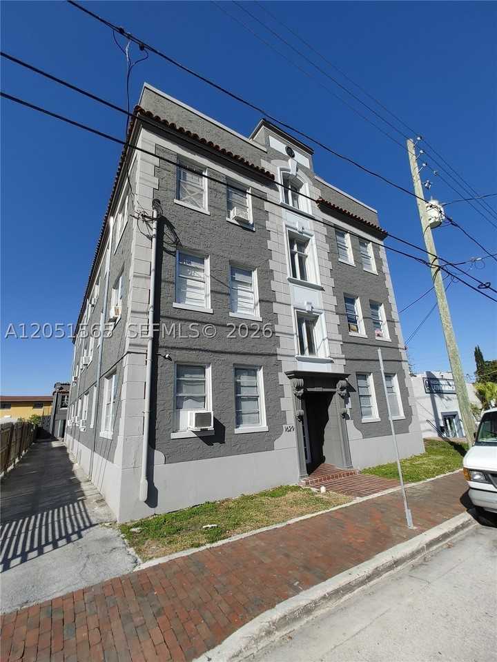 1629 Sw 6th St #4 - Photo 5 of 43