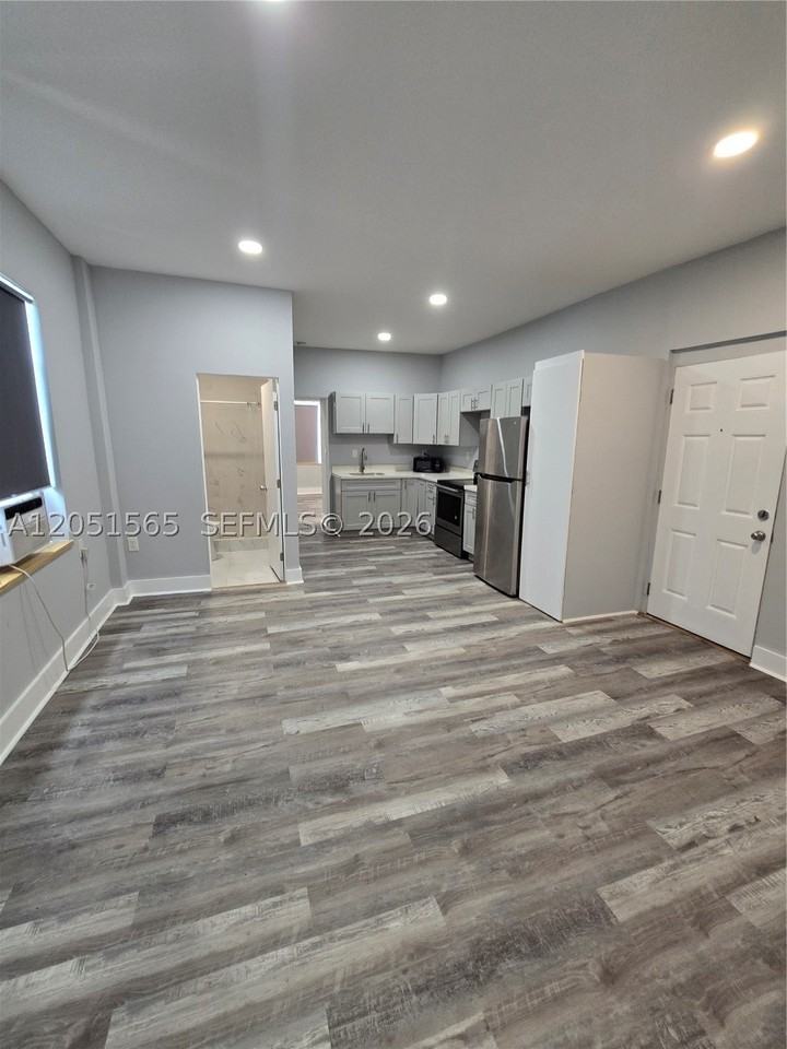 1629 Sw 6th St #4 - Photo 7 of 43